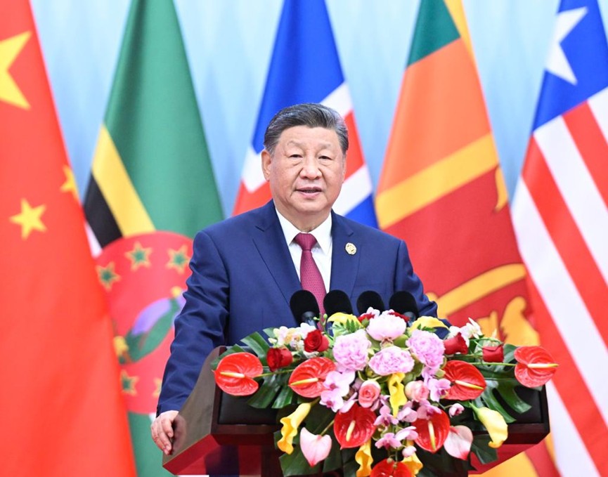 O Presidente chinês Xi Jinping participa da cerimónia de abertura da Reunião de Líderes Globais sobre as Mulheres e faz um discurso principal no Centro Nacional de Convenções da China, em Pequim, capital da China, em 13 de outubro de 2025. (Xinhua/Shen Hong)