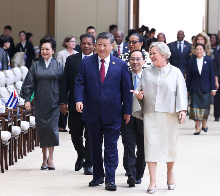 O Presidente chinês Xi Jinping participa da cerimónia de abertura da Reunião de Líderes Globais sobre as Mulheres e faz um discurso principal no Centro Nacional de Convenções da China, em Pequim, capital da China, em 13 de outubro de 2025. (Xinhua/Liu Weibing)