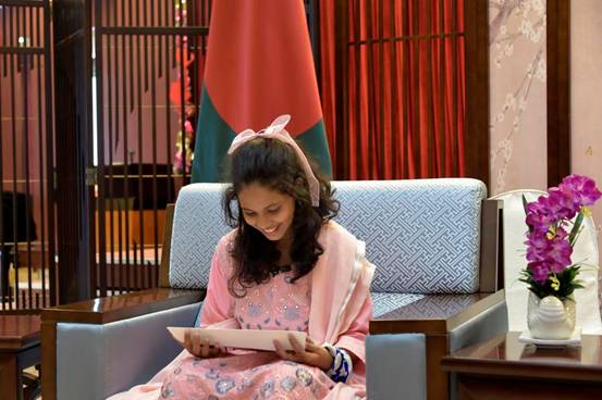 Irina Bokova, ex-diretora-geral da UNESCO, elogiou o Prémio UNESCO-China para a Educação de Raparigas e Mulheres, criado em 2015, que já apoiou 20 projetos em 19 países, reforçando a consciencialização mundial sobre a importância da educação feminina.
