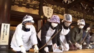 Vídeo. Japão: centenas participam na limpeza de fim de ano nos principais templos budistas de Quioto