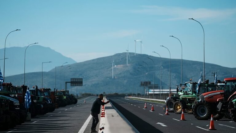 Protestos dos agricultores gregos escalam. Governo fixa limite para apoios