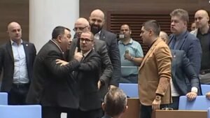 Vídeo. Bulgária: irrompe confronto político no parlamento em debates orçamentais