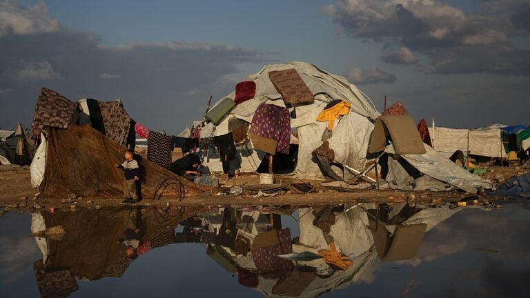 Vídeo. Gaza: chuva e frio dificultam vida de deslocados em tendas precárias