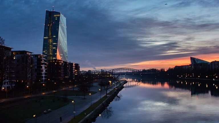 BCE mantém taxas de juros enquanto economia da zona euro cresce