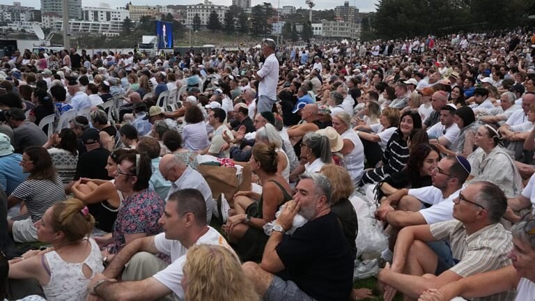 Australianos homenageiam vítimas de ataque a festival judaico em praia de Sydney