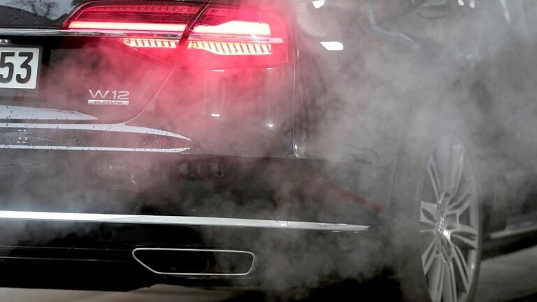 Recuo da UE na proibição de emissões automóveis em 2035 gera apreensão
