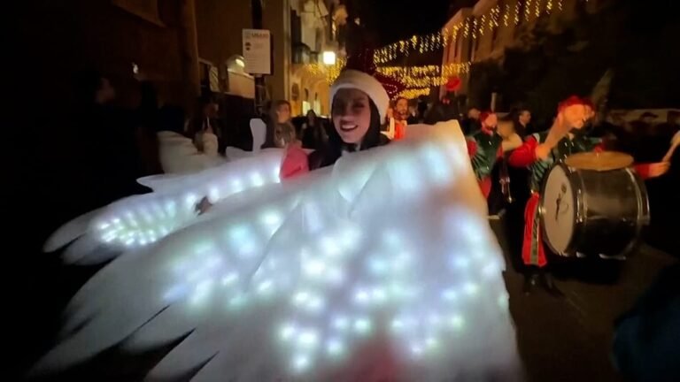 Vídeo. Beirute acolhe desfile natalício colorido apesar da tensão com Israel
