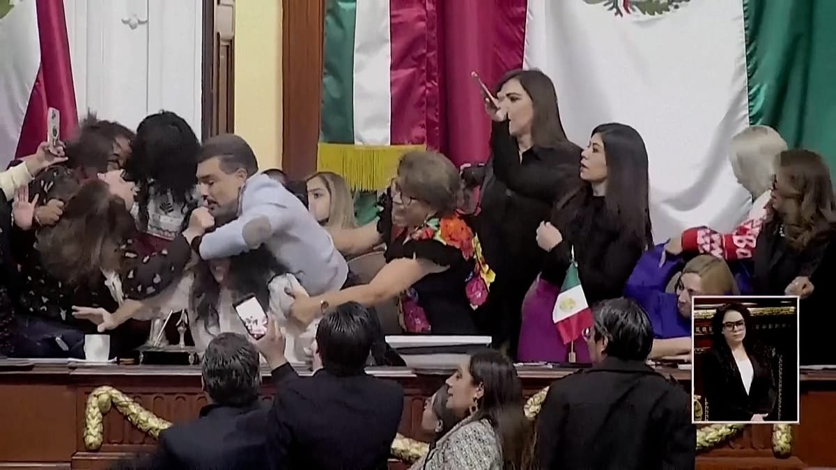 Vídeo. México: caos em debate de transparência no Congresso da capital