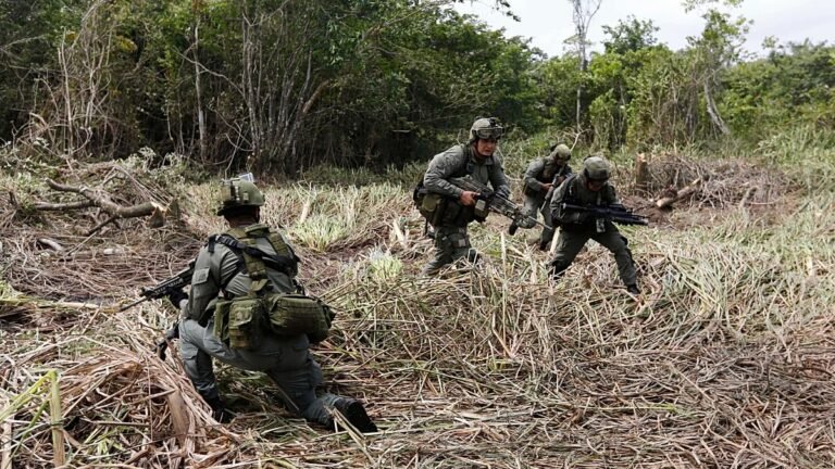 Civis sequestram 18 membros do Exército colombiano em Chocó