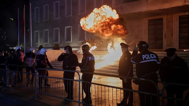 Albânia: quatro detidos após arremesso de cocktails molotov em protesto contra o governo