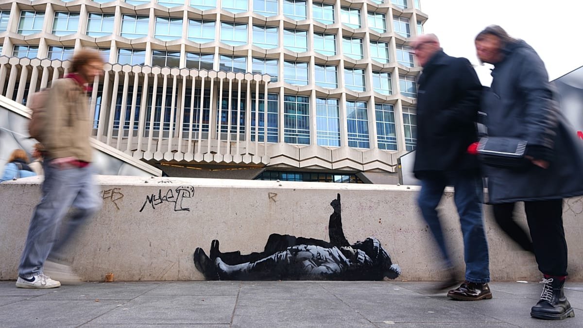 Crianças a olhar para as estrelas: novo Banksy revelado em Londres a tempo do Natal