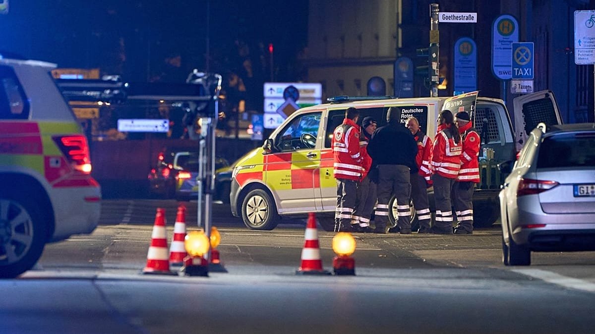 Três feridos após condutor embater em paragem de autocarro na Alemanha