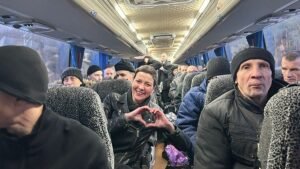 Éramos prisioneiros estrangeiros: opositores bielorrussos libertados chegam a Varsóvia