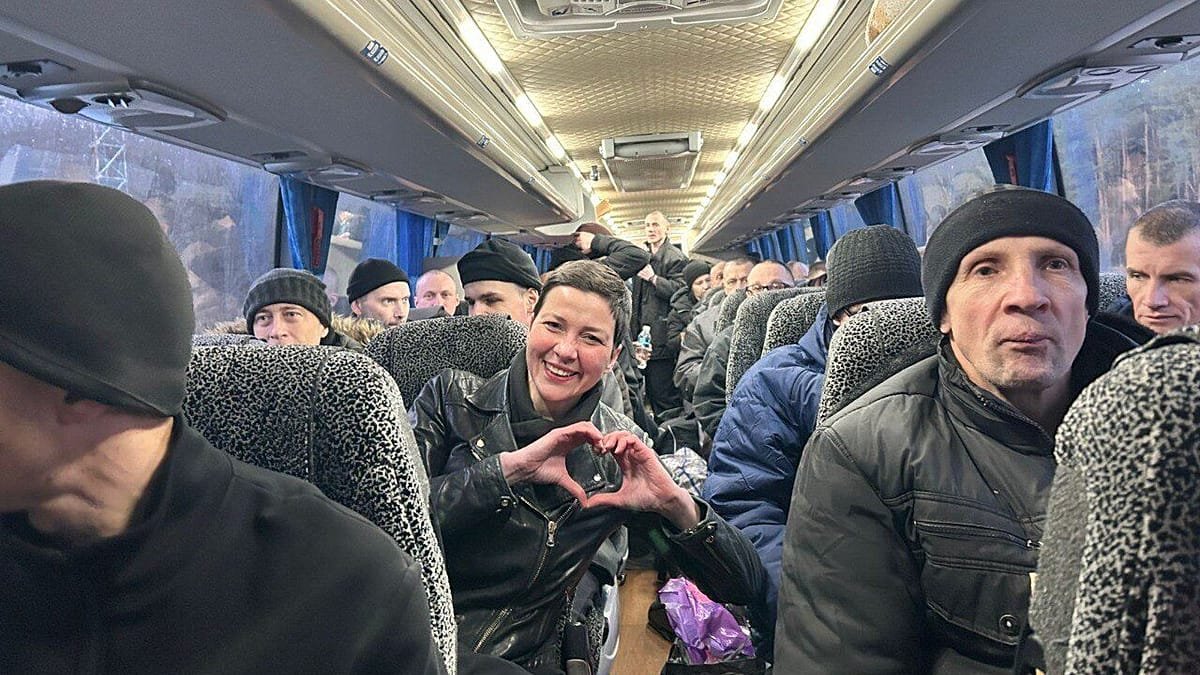 "Éramos prisioneiros estrangeiros": opositores bielorrussos libertados chegam a Varsóvia