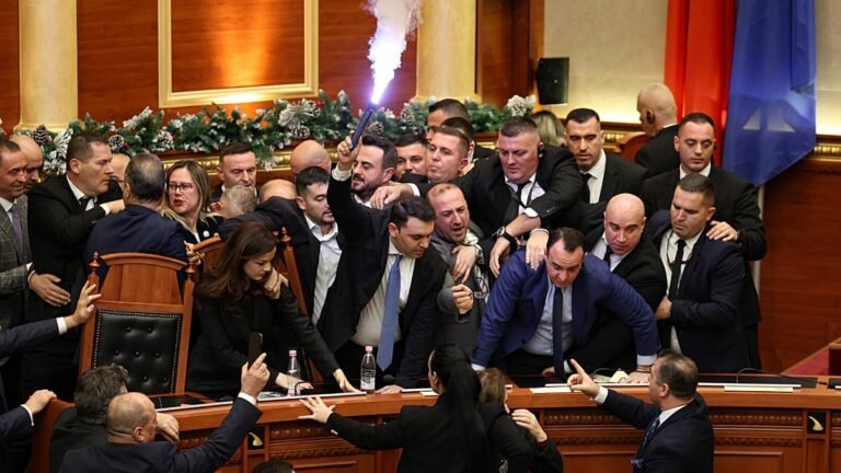 Deputados albaneses acendem granadas de fumo no Parlamento
