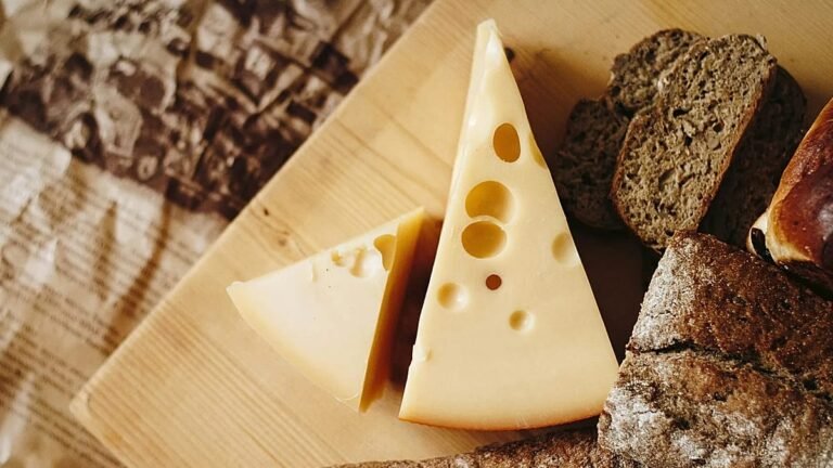 Comer queijo gordo pode proteger o cérebro, sugere estudo