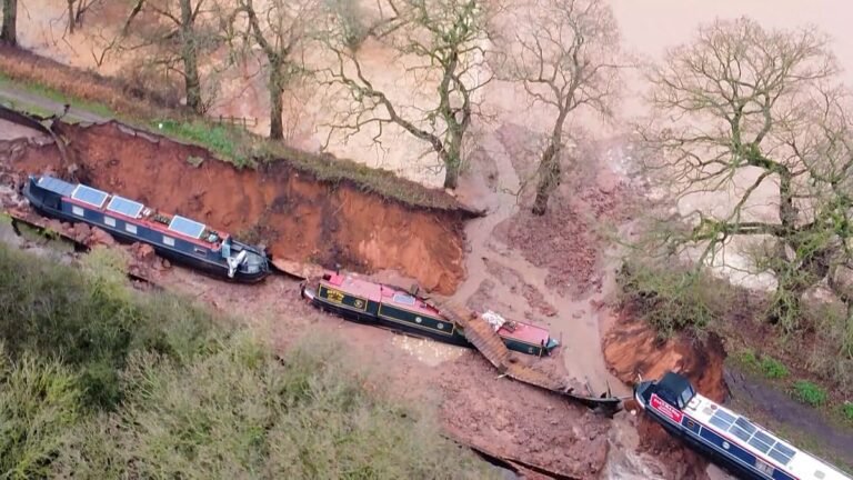 Vídeo. Reino Unido: vídeo mostra barcos engolidos por cratera gigante em Shropshire