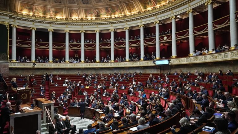 Orçamento francês: parlamento vota lei especial para evitar impasse antes de novas negociações