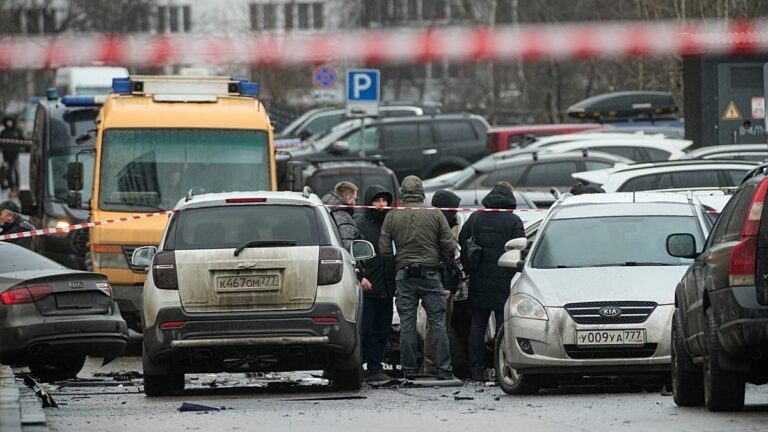 Vídeo. As imagens do local onde explodiu o carro de um general russo em Moscovo