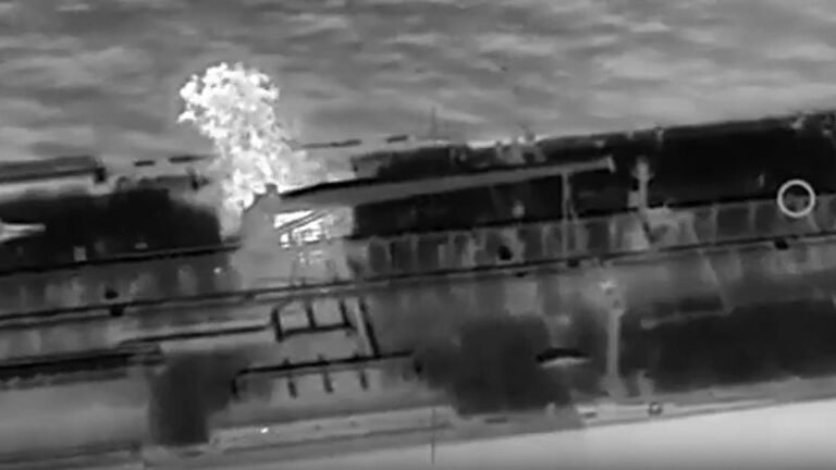 Ucrânia atinge pela primeira vez um navio-tanque russo da "frota sombra" no Mediterrâneo