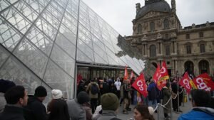 Museu do Louvre continua fechado devido devido à greve dos trabalhadores