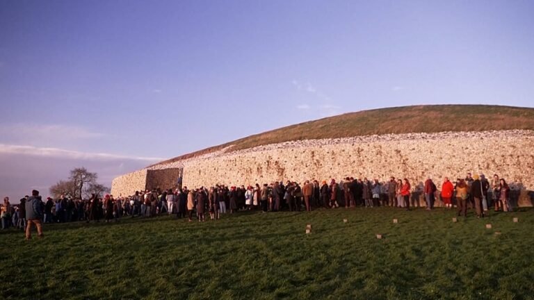 Vídeo. Irlanda: solstício de inverno em Newgrange atrai 2 000 visitantes