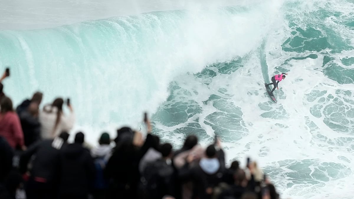 Temporada de "Big Waves" aquece na Nazaré com ondas de até 20 metros