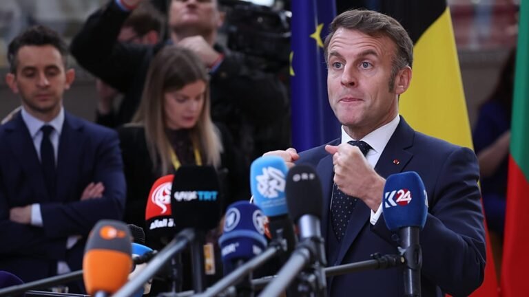 Vídeo. Microfones 'dançantes' desconcentram Macron antes da cimeira da UE