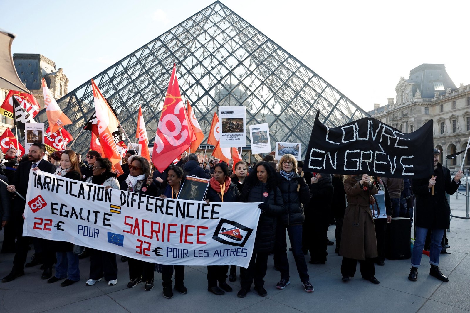 Trabalhadores do Louvre entram em greve e fecham museu | G1