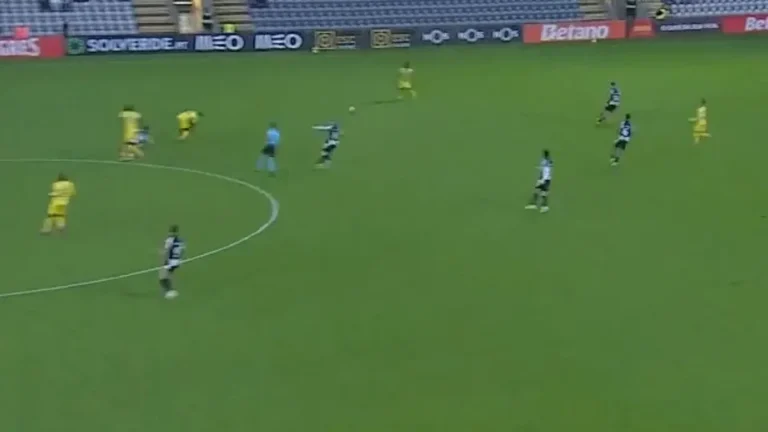 Deivison perdeu a cabeça e foi expulso na...