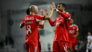 Insólito. Adeptos do Benfica atingidos por…