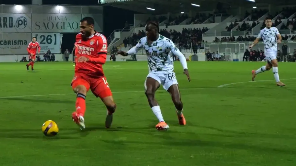 O lance em que Mourinho (e o Benfica) reclamam...