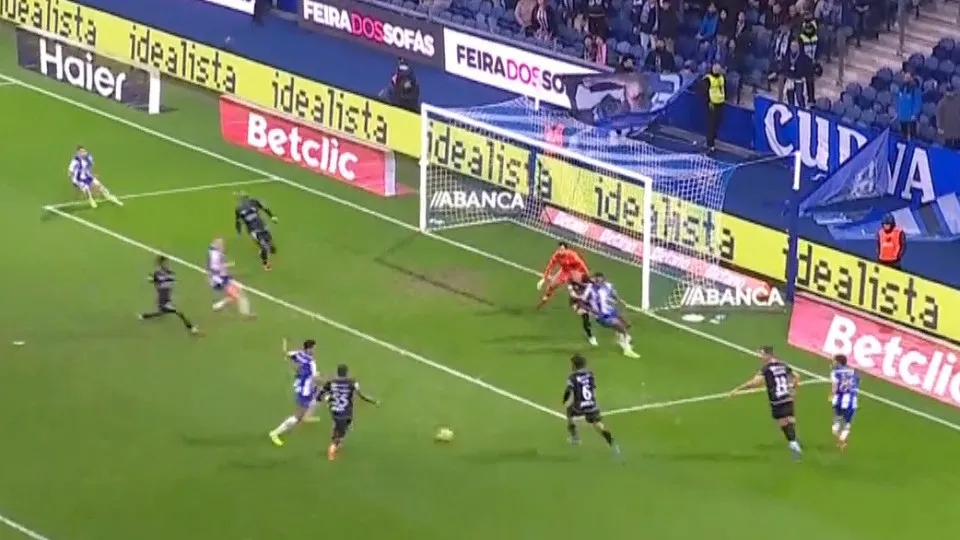 Sidny Cabral enganou-se na baliza e fechou...