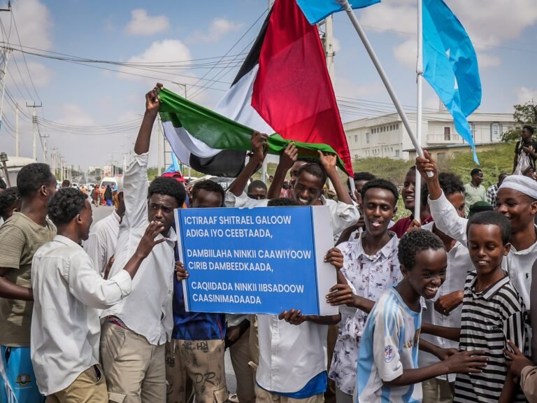 Somalis manifestam-se contra o primeiro reconhecimento mundial da Somalilândia por Israel