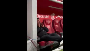 Treinador de Paulinho chora copiosamente após…