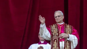 Vogue elege Papa como o mais bem vestido (junto a Rosalía e Chalamet)