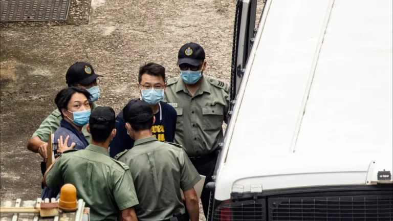 Dirigente de Hong Kong diz que o destino de Jimmy Lai é "perpétuo confinamento"