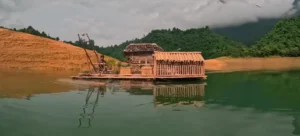 Engenharia de Improviso no Vietname: Homem Constrói Aldeia Flutuante Auto-sustentável em Lago Remoto