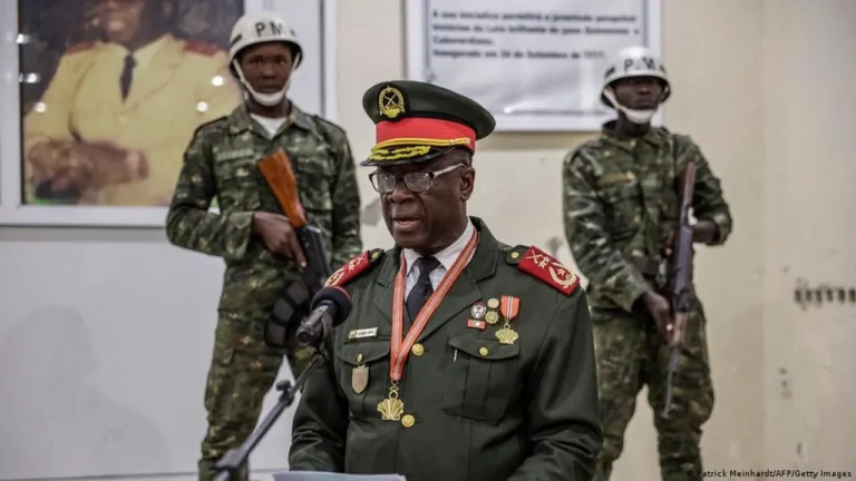 A Guiné-Bissau anunciou a suspensão imediata da sua participação em todas as actividades da Comunidade dos Países de Língua Portuguesa (CPLP). A decisão foi tomada pelo Governo de transição actualmente no poder e comunicada formalmente ao secretariado da organização. Numa carta do Ministério dos Negócios Estrangeiros, tornada pública e consultada nas redes sociais, o Executivo guineense justifica a medida com a alegada exclusão do país de reuniões e de processos de tomada de decisão no seio da CPLP, situação que, segundo Bissau, viola os estatutos da organização. O Governo de transição, resultante do golpe de Estado de 26 de Novembro, considera que a actuação da CPLP “fere o princípio da igualdade soberana entre os Estados-membros” e compromete a credibilidade da organização. No documento, critica-se ainda a falta de fundamentação clara das decisões, ausência de transparência processual e inexistência de mecanismos eficazes de acompanhamento. “As decisões da CPLP não têm sido acompanhadas de clareza, transparência e mecanismos que garantam a sua legitimidade”, lê-se na carta, que classifica a actual postura da organização como lesiva para o princípio da confiança mútua entre os Estados-membros. Presidência da CPLP em causa O Governo guineense vai mais longe e considera uma “afronta grave” o alegado desrespeito pela presidência da CPLP actualmente exercida pela Guiné-Bissau, sublinhando que o afastamento do país se manterá até que haja um retorno ao cumprimento rigoroso dos estatutos da organização. Segundo o Executivo de transição, a decisão é “firme e categórica” e representa a determinação do país em defender a sua soberania e exigir o respeito integral pelos princípios fundadores da CPLP. Isolamento regional agrava-se A suspensão da participação na CPLP surge num contexto de isolamento diplomático crescente. A Guiné-Bissau encontra-se já suspensa da CEDEAO e da União Africana, na sequência do golpe militar que depôs o Presidente Umaro Sissoco Embaló, dissolveu as instituições eleitas e interrompeu o processo eleitoral. O próprio Conselho de Ministros da CPLP havia recomendado aos chefes de Estado e de Governo a suspensão da Guiné-Bissau da organização, posição agora respondida com o afastamento unilateral anunciado por Bissau. Golpe após eleições sem incidentes As eleições presidenciais e legislativas tinham decorrido sem incidentes relevantes. No entanto, na véspera da divulgação dos resultados oficiais, registou-se um tiroteio em Bissau que antecedeu a tomada do poder pelo Alto Comando Militar. Os militares nomearam como Presidente de transição o general Horta Inta-A, que anunciou um período de transição com duração máxima de um ano. Ilídio Vieira Té, antigo ministro do Governo deposto, foi nomeado primeiro-ministro e ministro das Finanças. O novo Executivo integra antigos membros do governo afastado e cinco militares, num total de 23 ministros e cinco secretários de Estado. A oposição, liderada pelo PAIGC, denuncia o golpe como uma manobra para impedir a divulgação dos resultados eleitorais. O seu líder, Domingos Simões Pereira, foi detido no contexto da tomada do poder. A suspensão da participação da Guiné-Bissau na CPLP marca mais um capítulo de instabilidade política e diplomática no país e coloca novos desafios à coesão da organização lusófona, já pressionada por crises internas entre os seus Estados-membros.