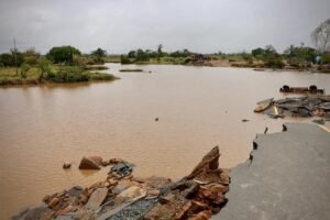 Interrompida ligação rodoviária entre...