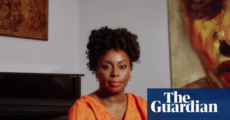 A autora Chimamanda Ngozi Adichie acusa o hospital de Lagos de negligência após a morte do filho