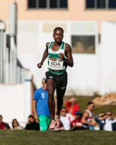 Alex Macuácua bate recorde nacional de pista...