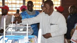 Touadera, da República Centro-Africana, vence terceiro mandato presidencial