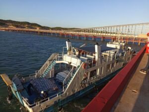 Embarcação com ajuda humanitária atraca em...