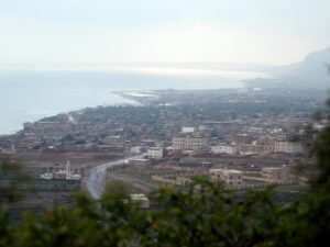 Centenas de turistas presos na ilha do Iêmen enquanto as tensões aumentam no continente