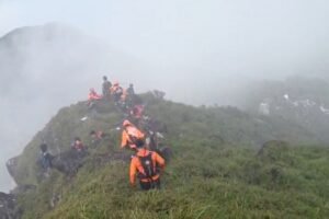 Equipes de resgate indonésias encontram destroços de avião que levava 11 pessoas a bordo