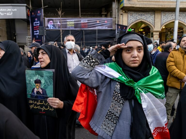 Irã restaura SMS à medida que começa a reversão faseada do apagão da Internet