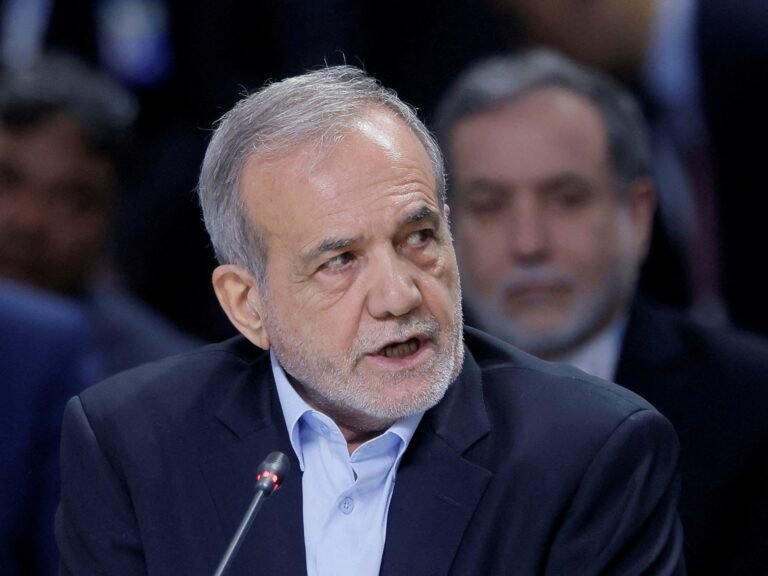 Pezeshkian do Irã promete ação diante dos problemas econômicos e alerta contra ‘desordeiros’