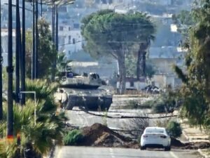 Veículos do exército israelense entram na vila rural de Quneitra, no sul da Síria