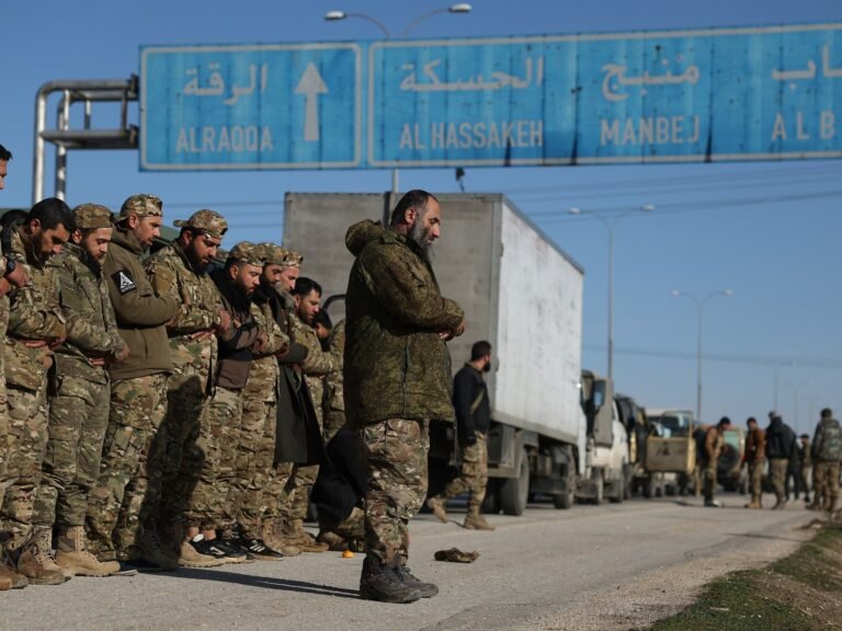 Exército sírio diz aos civis para evacuarem nova frente com as FDS a leste de Aleppo